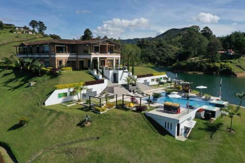 Villa Mansi�n En Guatap� - Colombia