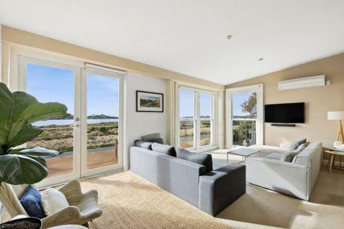 Waterview- Queenscliff, Bay Views, Pet Friendly