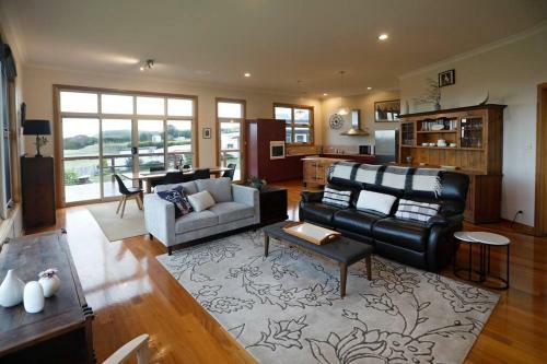 Stanley Beach House With Stunning Nut Views!