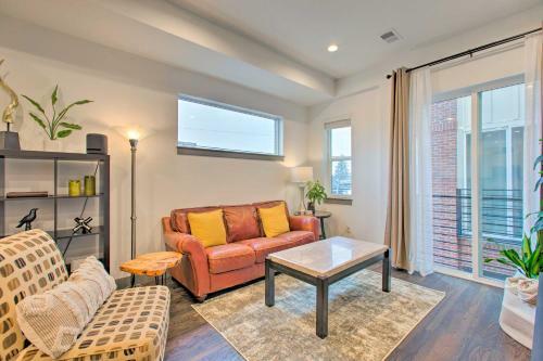 Englewood Townhome With Sweeping Mountain Views