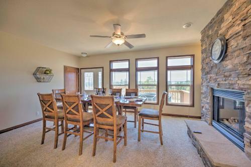 Spacious Retreat With Hot Tub And Casino Table!