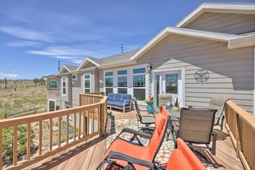 Spacious Retreat With Hot Tub And Casino Table!