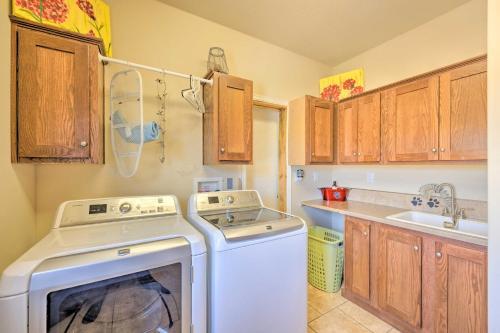 Spacious Retreat With Hot Tub And Casino Table!