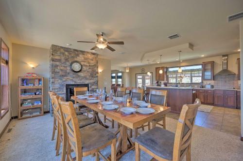 Spacious Retreat With Hot Tub And Casino Table!
