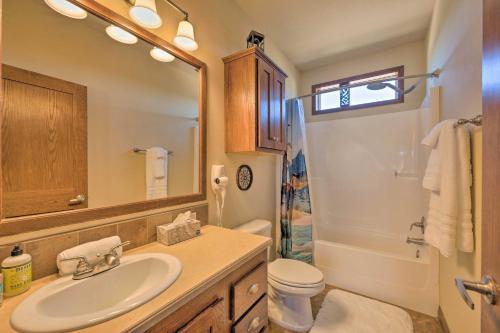 Spacious Retreat With Hot Tub And Casino Table!