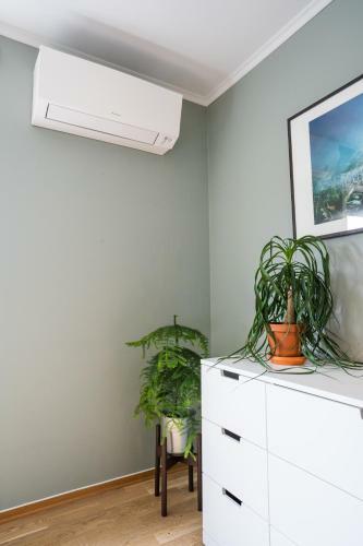 Modern Apartment Short Walk From City