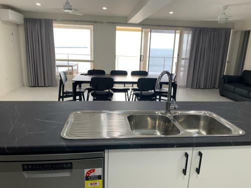 Beachside & Jetty View Apartments - Apt 1 (Admirals Apartment)