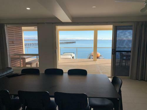 Beachside & Jetty View Apartments - Apt 1 (Admirals Apartment)