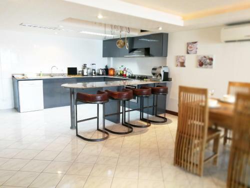 Patong Seaviews Apartment
