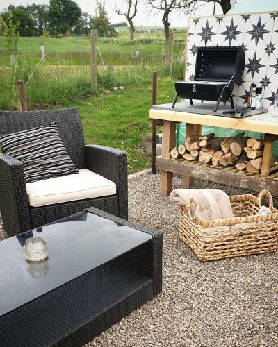 Wood Fired Hot Tub - 1 Bed Rural Retreat