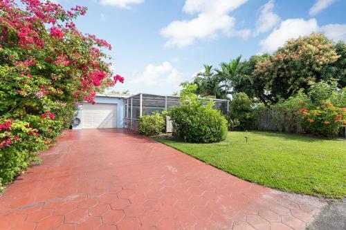 Gorgeous 3 Bdr, Amazing Bbq Area, Pool And More