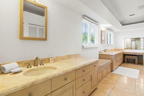 A Saba Wind South- Oceanfront Estate With Pool On Captiva Island