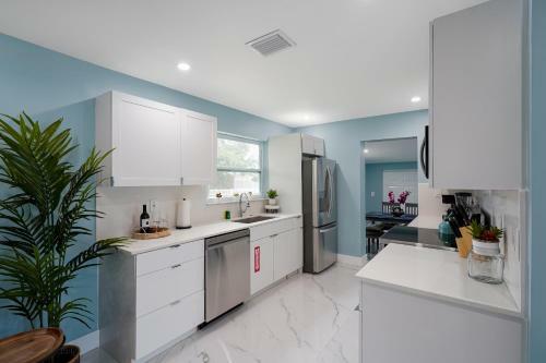 Cheerful 2 Bedroom Lakehouse Home Woffice Space