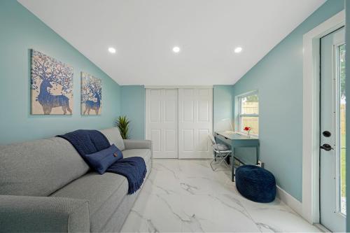 Cheerful 2 Bedroom Lakehouse Home Woffice Space