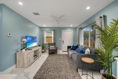 Cheerful 2 Bedroom Lakehouse Home Woffice Space