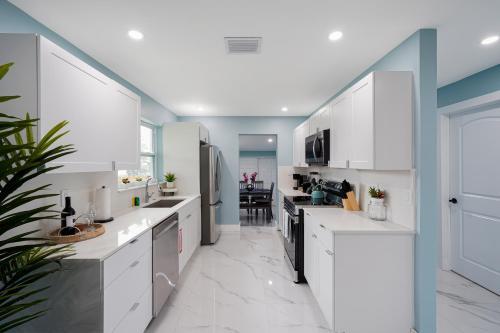 Cheerful 2 Bedroom Lakehouse Home Woffice Space