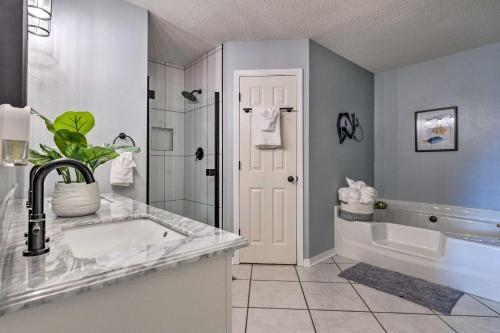 Modern Gulf Breeze Getaway Patio, Near Beach