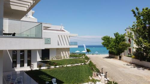 Villa Dahlia By The Sea