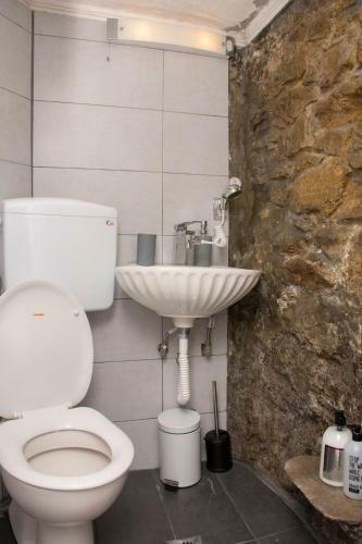 Caviro - Traditional Stone House In Chora
