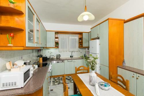 Irinis Sea View House