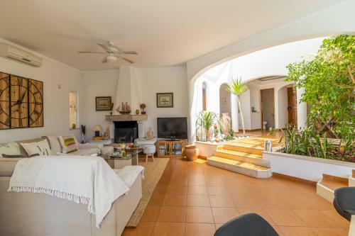 Villa With Pool And Golf View