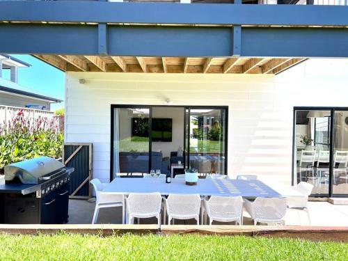 Oriana Grande- 5 Bdrm Sleeps 14 Beach View Wifi