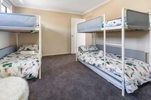 Oriana Grande- 5 Bdrm Sleeps 14 Beach View Wifi