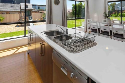 Oriana Grande- 5 Bdrm Sleeps 14 Beach View Wifi