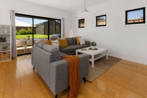 Oriana Grande- 5 Bdrm Sleeps 14 Beach View Wifi