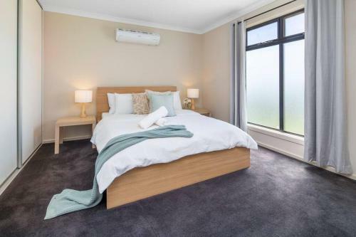 Oriana Grande- 5 Bdrm Sleeps 14 Beach View Wifi
