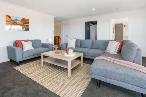 Oriana Grande- 5 Bdrm Sleeps 14 Beach View Wifi