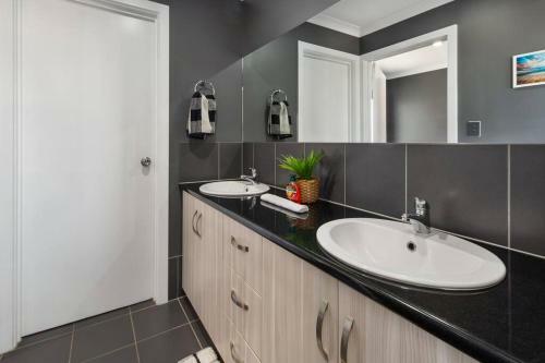 Oriana Grande- 5 Bdrm Sleeps 14 Beach View Wifi