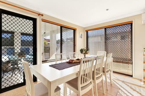 Pet Friendly 5 Br Family Home W Pool At Caloundra