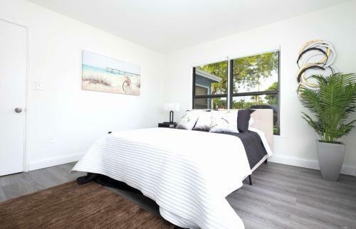 Cheerful 4 Bedroom Home With Huge Yard And Parking