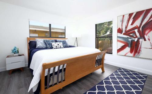 Cheerful 4 Bedroom Home With Huge Yard And Parking