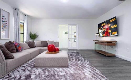 Cheerful 4 Bedroom Home With Huge Yard And Parking