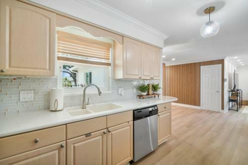 Chic Coastal - Heated Pool, Near Everything!