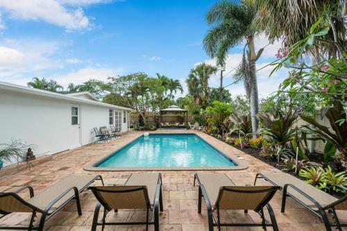 Chic Coastal - Heated Pool, Near Everything!