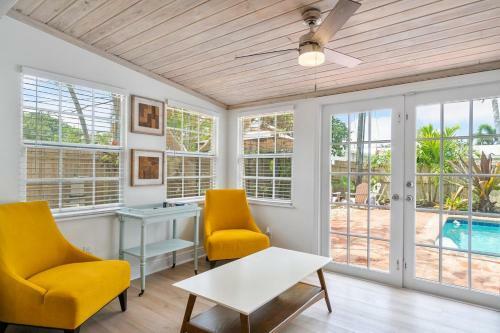 Chic Coastal - Heated Pool, Near Everything!