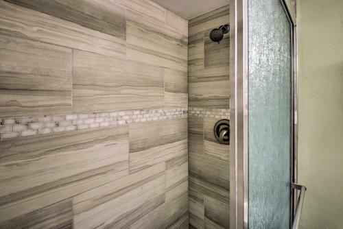 Apartamento Coastal Condo Escape With Patio Steps To Beach