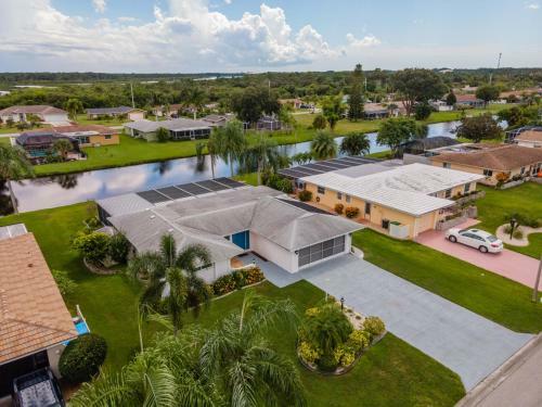 Florida Oasis - Private Dog Friendly Villa With Solar Pool - Sleeps 6