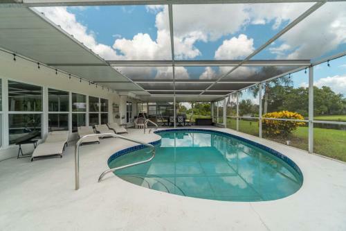 Florida Oasis - Private Dog Friendly Villa With Solar Pool - Sleeps 6
