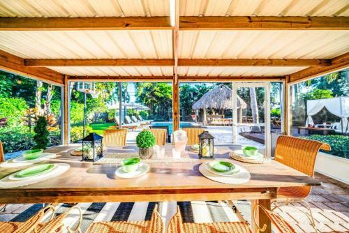 Chique Pool And Tiki Resort
