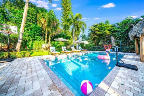 Chique Pool And Tiki Resort