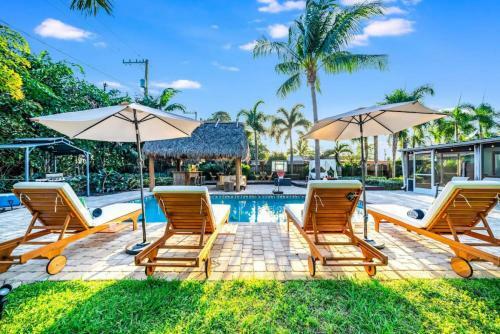 Chique Pool And Tiki Resort