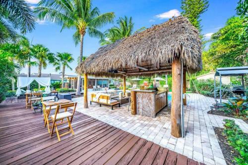 Chique Pool And Tiki Resort