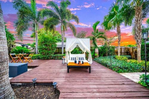 Chique Pool And Tiki Resort