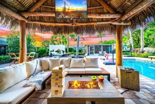 Chique Pool And Tiki Resort