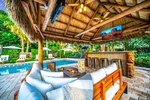 Chique Pool And Tiki Resort
