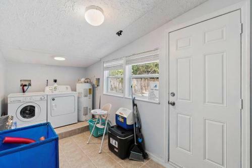 Family Friendly W/pool. 5 Miles To Madeira Beach